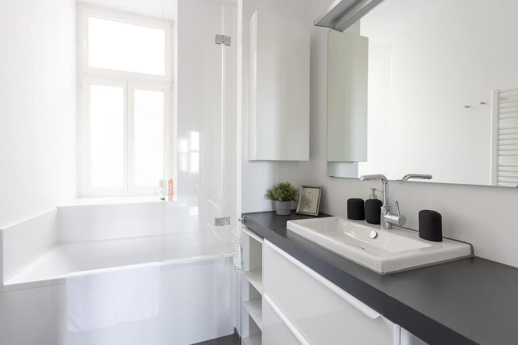 Franz 24 - Typical Viennese Apartment In The Heart Of Vienna Exterior photo